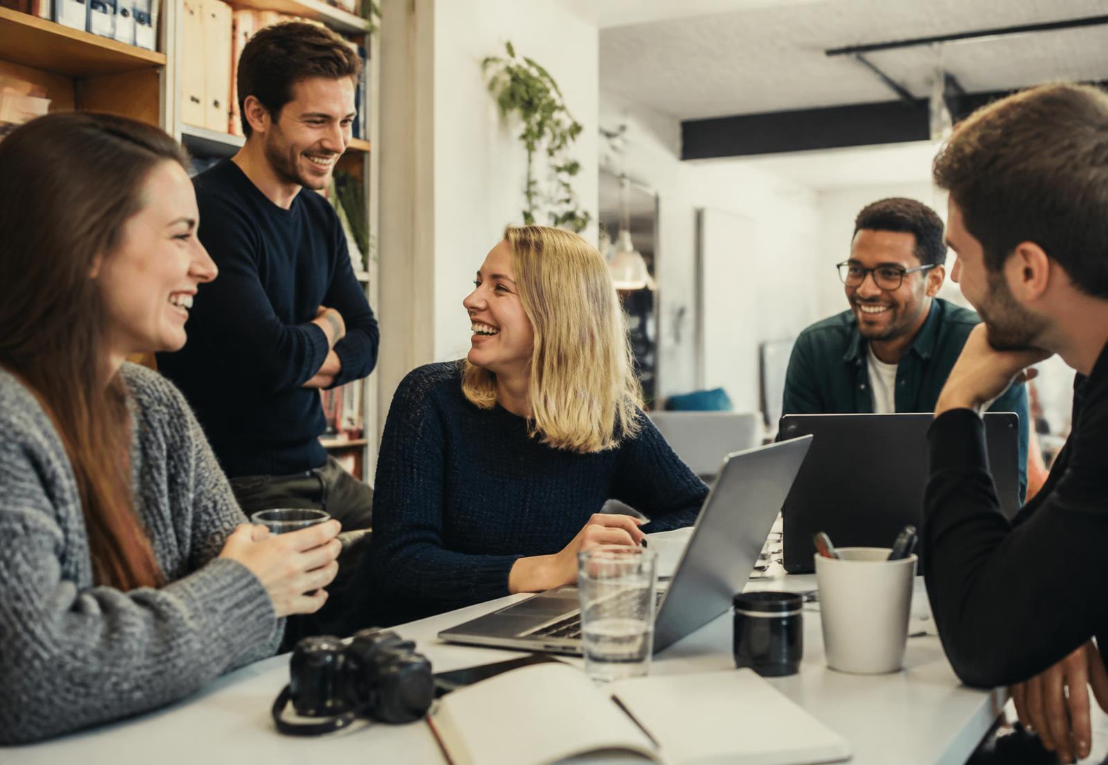 Équipe réunie avec une intervenante WorkJoy dans un cadre de travail lumineux